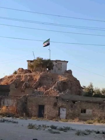 أهالي حي غويران يرفعون العلم السوري أهالي حي غويران يرفعون العلم السوري