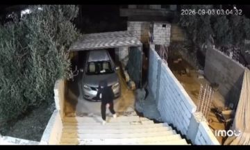مسلحون يقتحمون منزلا في الحارة بريف درعا.. وكاميرات المراقبة توثق العملية مسلحون يقتحمون منزلا في الحارة بريف درعا.. وكاميرات المراقبة توثق العملية