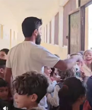 طلاب يفترشون الأرض في مدرسة الصالحية الوحيدة بريف دير الزور الشرقي طلاب يفترشون الأرض في مدرسة الصالحية الوحيدة بريف دير الزور الشرقي