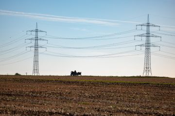 وزير الطاقة اللبناني يكشف عن عقد فني لاستجرار 150 ميغاواط كهرباء من سوريا وزير الطاقة اللبناني يكشف عن عقد فني لاستجرار 150 ميغاواط كهرباء من سوريا