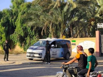 دوريات أمنية في هجين لتنظيم حركة الطلاب وحمايتهم أثناء العبور دوريات أمنية في هجين لتنظيم حركة الطلاب وحمايتهم أثناء العبور