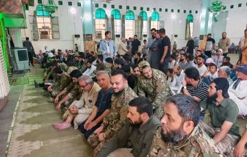 وفد من الدفاع السورية يصلي الجمعة في جامع غويران الكبير بعد أكثر من عقد من الغياب وفد من الدفاع السورية يصلي الجمعة في جامع غويران الكبير بعد أكثر من عقد من الغياب