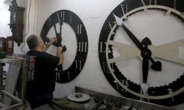 حارس الزمن.. مهندس سوري يعيد الحياة إلى ساعات بلاده التاريخية