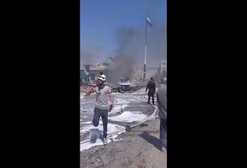 مقتل شخصين وإصابة نحو 10 آخرين في انفجار سيارة محملة بالذخيرة بريف إدلب السورية (فيديوهات) مقتل شخصين وإصابة نحو 10 آخرين في انفجار سيارة محملة بالذخيرة بريف إدلب السورية (فيديوهات)