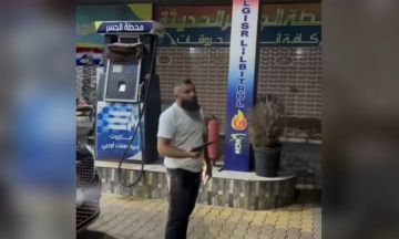 حلب : القبض على رجل كان يطلق النار عشوائيا داخل محطة وقود في عفرين ( فيديو ) حلب : القبض على رجل كان يطلق النار عشوائيا داخل محطة وقود في عفرين ( فيديو )