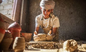شغف بدأ من الطفولة.. شاب سوري يواصل إرث الفخار بدير الزور شغف بدأ من الطفولة.. شاب سوري يواصل إرث الفخار بدير الزور
