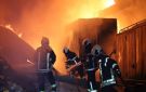 11 فرقة إطفاء تكافح حريقا ضخما في مستودع للزيوت والمواد الغذائية بحلب (صور)
