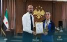 محافظ الرقة يكرم البطله ميرغان حجي الحائزه على 3 ذهبيات وفضية في بطولة العالم للقوه البدنية