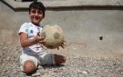 الأناضول: فقد ساقيه وبقي الشغف.. طفل سوري يلعب كرة القدم بيديه في أرض ترهقها الألغام