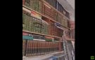 مسن سوري في حمص يكشف مكتبة أخفاها خلف جدار منزله منذ 2011