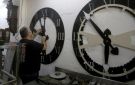 حارس الزمن.. مهندس سوري يعيد الحياة إلى ساعات بلاده التاريخية - sy