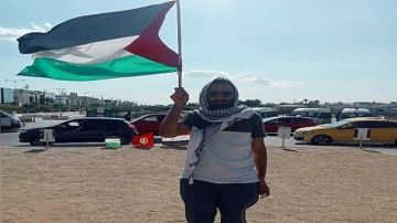 الناشط ضمن أسطول الصمود العالمي على كنيس يغادر معبر الكرامة