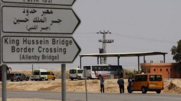 السلطات الاردنية تتسلم المجموعة الأخيرة من المشاركين التونسيين في أسطول الصمود السلطات الاردنية تتسلم المجموعة الأخيرة من المشاركين التونسيين في أسطول الصمود