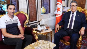 بودربالة يطلع على الوضعية المهنية لعدد من المتعاقدين بمراكز الفنون الدرامية والركحية بودربالة يطلع على الوضعية المهنية لعدد من المتعاقدين بمراكز الفنون الدرامية والركحية