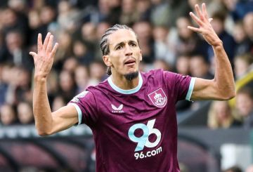 الشرطة تفتح تحقيقا مع التونسي المجبري بتهمة غريبة في الدوري الإنجليزي