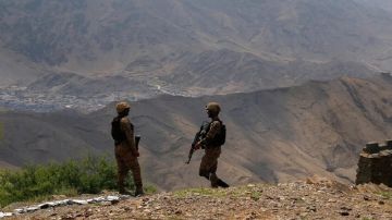 اندلاع اشتباكات عنيفة على طول الحدود الأفغانية الباكستانية