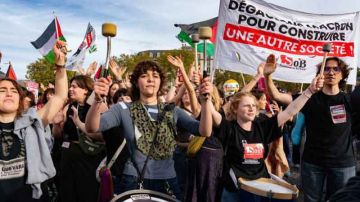 من السترات الصفراء إلى البطاقة الحمراء .. .ماكرون ... 7 حكومات و الفشل واحد من السترات الصفراء إلى البطاقة الحمراء .. .ماكرون ... 7 حكومات و الفشل واحد