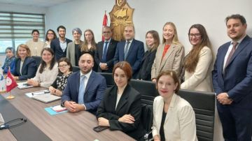 وزير الإقتصاد يلتقي بعدد من مستشاري مجلس إدارة البنك الأوروبي لإعادة الإعمار والتنمية وزير الإقتصاد يلتقي بعدد من مستشاري مجلس إدارة البنك الأوروبي لإعادة الإعمار والتنمية