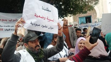معلمون وأساتذة نواب يحتجون أمام رئاسة الحكومة من أجل هذه المطالب معلمون وأساتذة نواب يحتجون أمام رئاسة الحكومة من أجل هذه المطالب