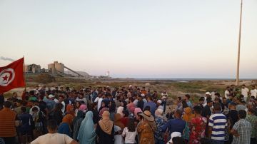 قابس: تحرك احتجاجي سلمي بشاطئ السلام قابس: تحرك احتجاجي سلمي بشاطئ السلام