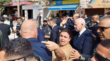 لدى إشرافه على الموكب الرسمي لإحياء الذكرى الـ 62 لعيد الجلاء .. رئيس الدولة يستمع إلى مشاغل الأهالي