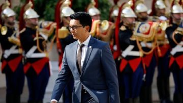 تحت ضغط المحتجين.. رئيس مدغشقر يفر من البلاد دون الكشف وجهته