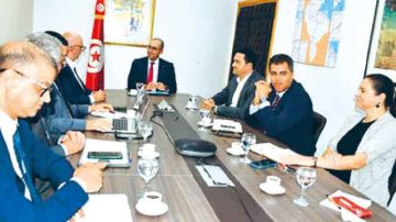 تطوير مجال التنقل الكهربائي مع 75 مؤسســــة صناعيــــة تطوير مجال التنقل الكهربائي مع 75 مؤسســــة صناعيــــة