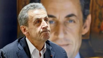 سلم نفسه إلى سجن لا سانتيه في باريس..لعنة القذافي تسقط ساركوزي سلم نفسه إلى سجن لا سانتيه في باريس..لعنة القذافي تسقط ساركوزي