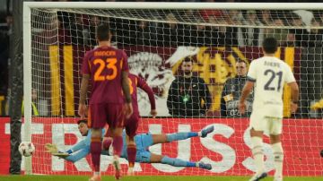 حارس تركي يتصدى لثلاث ركلات جزاء متتالية أمام روما بالدوري الأوروبي 