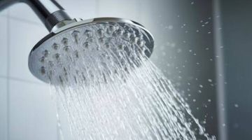 الأوروبيون يخاطرون بالاستحمام بالماء البارد بسبب البيروقراطية