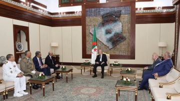 وزير الدفاع يلتقي الرئيس الجزائري.. ويوقع على اتفاقية تعاون دفاعي بين البلدين