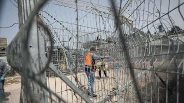 حكومة الاحتلال تقرر الاستغناء عن العمال الفلسطينيين حكومة الاحتلال تقرر الاستغناء عن العمال الفلسطينيين