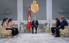 سعيد يستقبل التلميذتين المتوجتين بجائزة تحدي القراءة العربي ووالديهما - tn