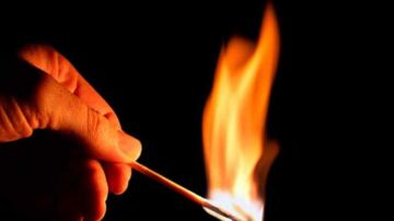 القبض على المتهم وتحقيق لكشف الأسباب .. يحرق سيارات ويحاول احراق بيت بساكنيه!