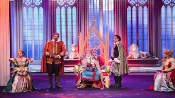 جمهور غفير يتابع مسرحية الملك لير وتكريم للفنان الكبير يحيى الفخراني