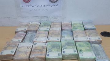 معبر رأس جدير : إحباط محاولة تهريب مبلغ من العملة الأجنبية بقيمة تــناهز 1.5 مليون دينار معبر رأس جدير : إحباط محاولة تهريب مبلغ من العملة الأجنبية بقيمة تــناهز 1.5 مليون دينار