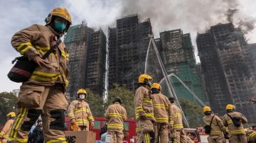 كارثة هونغ كونغ.. 55 قتيلا و300 مفقودا وحديث عن شبهات فساد