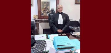 صورة اليوم: بعد أقل من 24 ساعة من اطلاق سراحها، سنية الدهماني تعود مكرمة الى المحاماة