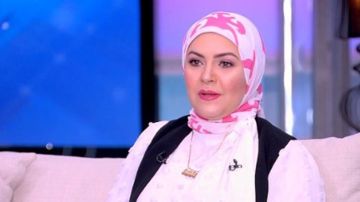 فنانة مصرية تخلع حجابها بعد 12 عاما من ارتدائه فنانة مصرية تخلع حجابها بعد 12 عاما من ارتدائه