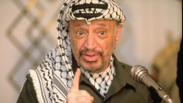 مرافقه يكشف لأول مرة: عرفات اغتيل بالسم عبر الدواء ومقربون متورطون (فيديو) مرافقه يكشف لأول مرة: عرفات اغتيل بالسم عبر الدواء ومقربون متورطون (فيديو)