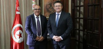 سفير المملكة المتحدة بتونس في زيارة تعارف و مجاملة للهيئة الجديدة للمحامين سفير المملكة المتحدة بتونس في زيارة تعارف و مجاملة للهيئة الجديدة للمحامين