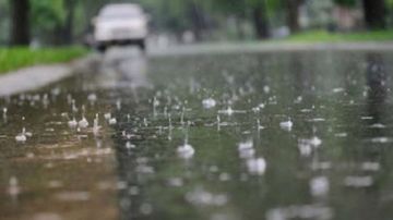 طقس اليوم: أمطار غزيرة ورياح قوية بعدة جهات