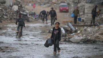 الأمطار تعمق مأساة السكان في غزة وإسرائيل تمنع إدخال الخيام الأمطار تعمق مأساة السكان في غزة وإسرائيل تمنع إدخال الخيام