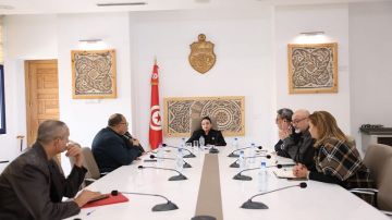 جلسة عمل لمتابعة سير أيام قرطاج المسرحية والاستعدادات للأيام السينمائية جلسة عمل لمتابعة سير أيام قرطاج المسرحية والاستعدادات للأيام السينمائية