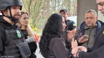 فيديو: أنجلينا جولي تتعرض لموقف محرج في أوكرانيا.. ماذا حدث؟ فيديو: أنجلينا جولي تتعرض لموقف محرج في أوكرانيا.. ماذا حدث؟