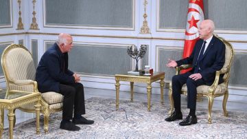 رئيس الجمهورية يكلف المهندس علي بن حمودة بتشكيل فريق لإيجاد حلول عاجلة في قابس رئيس الجمهورية يكلف المهندس علي بن حمودة بتشكيل فريق لإيجاد حلول عاجلة في قابس