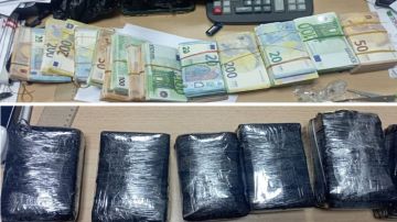 المعبر الحدودي بملولة: إحباط محاولة تهريب عملة أجنبية بقيمة تناهز 700 ألف دينار المعبر الحدودي بملولة: إحباط محاولة تهريب عملة أجنبية بقيمة تناهز 700 ألف دينار