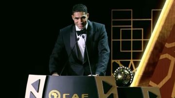 أشرف حكيمي يفوز بجائزة أفضل لاعب كرة قدم أفريقي لسنة 2025