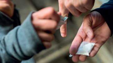 بعد القبض عليهم داخل مدارس .. أطفال يبيعون قرص ليركا ب6 دنانير للأطفال ؟