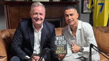 مرصعة بالذهب الأبيض.. كم يبلغ سعر ساعة كريستيانو رونالدو الخرافية؟ (صور) مرصعة بالذهب الأبيض.. كم يبلغ سعر ساعة كريستيانو رونالدو الخرافية؟ (صور)